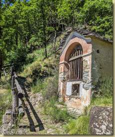 la Cappella all'inizio dei tornanti in discesa...