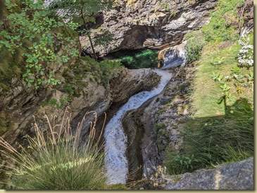 sul ponte, in basso serpeggia il bel Rio Dagliano...