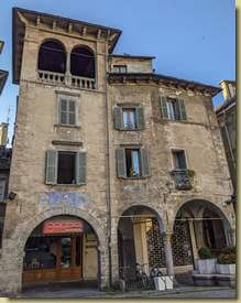 qui il movimento inizia un po' tardi, aspettando i turisti...