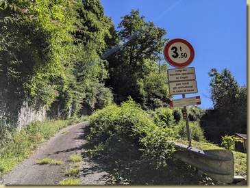 il sentiero prosegue sulla sinistra, lungo la stradina abbandonata...