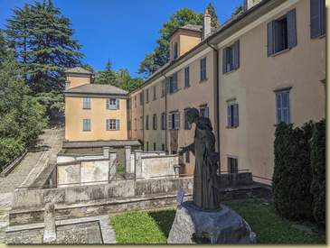 la statua di Rosmini...