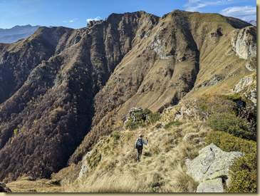 discesa dal Ventolaro, sullo sfondo il sentiero che traversa il versante in direzione del Monte Castello...