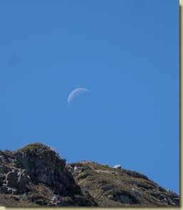 la luna indica la via...