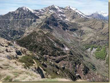 in basso, la cengia dove traversa il vecchio sentiero...