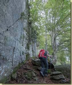 salendo a fianco della parete...
