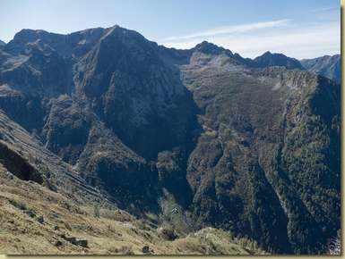 di fronte, il versante che sale da Rosenza bassa (Fai)...