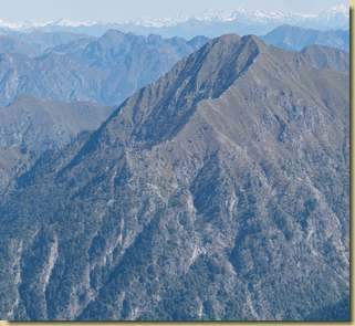 al centro, la cresta risalita (teleobiettivo dalla Cima Olocchia)